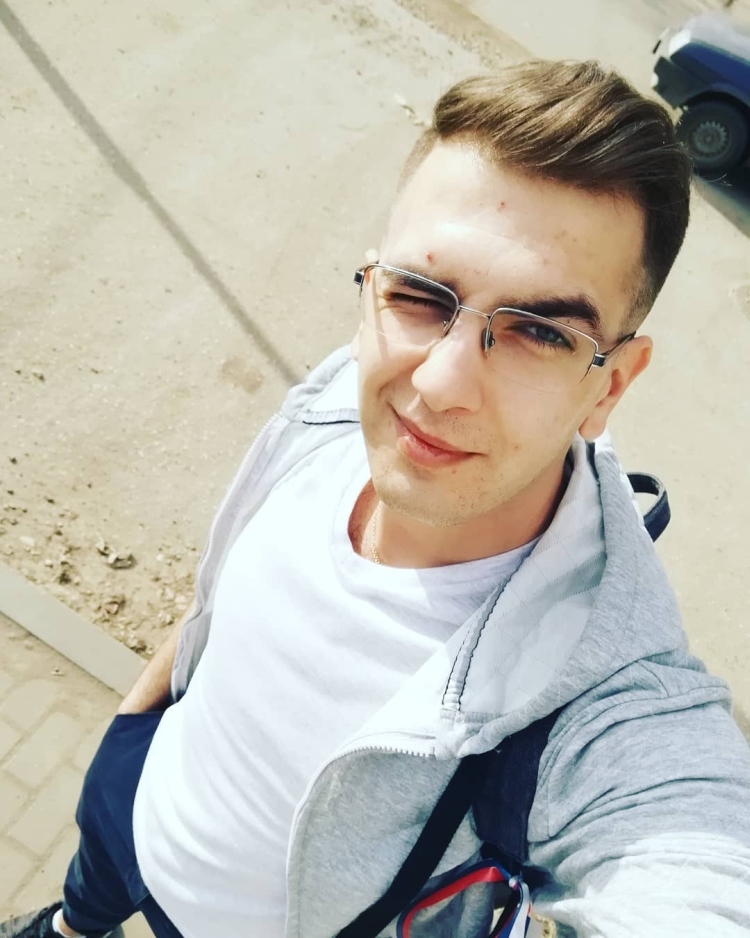 Coupes de cheveux pour hommes aux tempes rasées avec noms et exemples