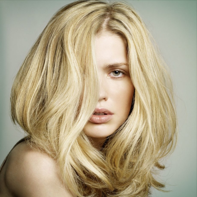Nuances de blond à la mode : comment choisir sa couleur et ne pas se tromper
