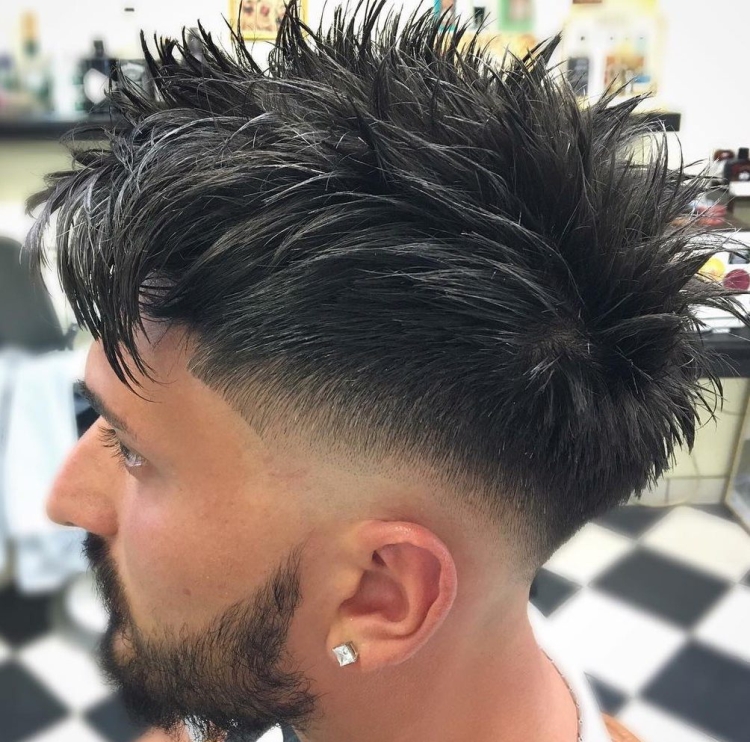Coupes de cheveux pour hommes aux tempes rasées avec noms et exemples