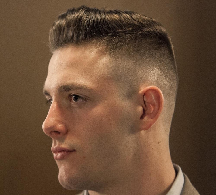 Coupes de cheveux pour hommes aux tempes rasées avec noms et exemples