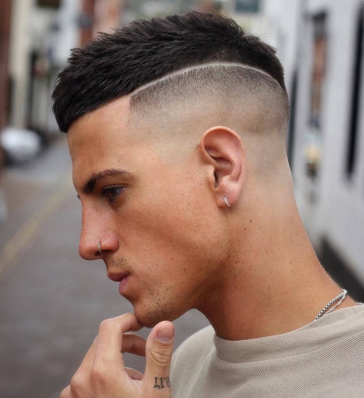 Coupes de cheveux pour hommes aux tempes rasées avec noms et exemples