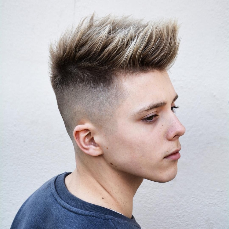 Coupes de cheveux pour hommes aux tempes rasées avec noms et exemples
