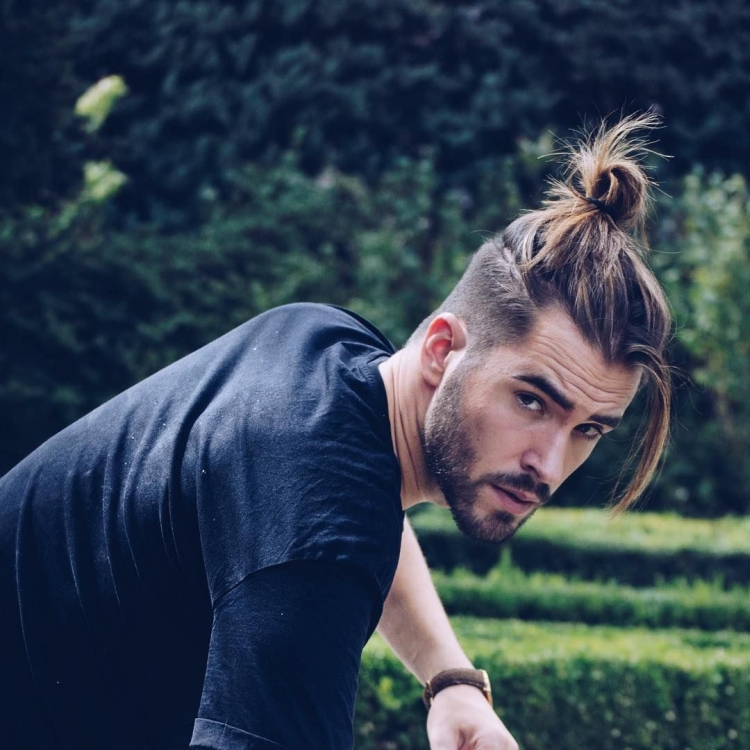 Coupes de cheveux pour hommes aux tempes rasées avec noms et exemples