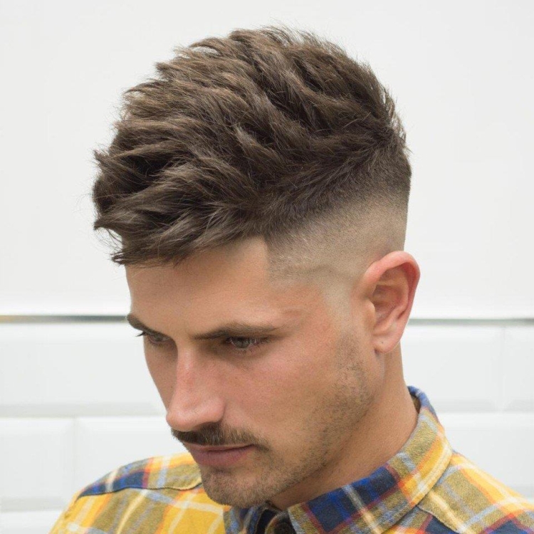 Coupes de cheveux pour hommes aux tempes rasées avec noms et exemples