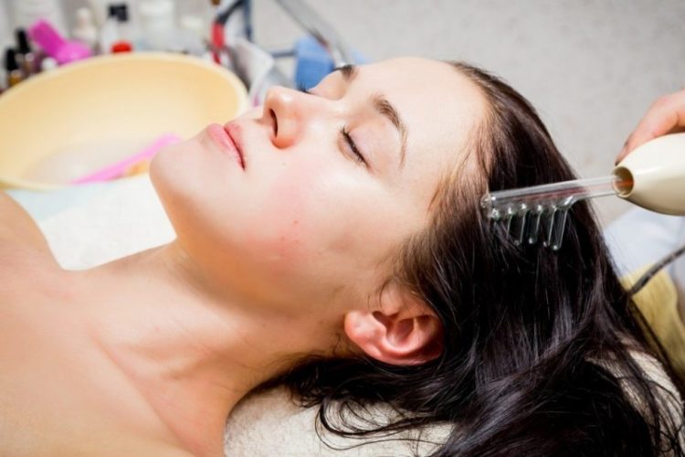 Méthodes pour restaurer les cheveux fins et fins à la maison et au salon