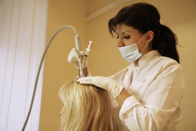 Méthodes pour restaurer les cheveux fins et fins à la maison et au salon