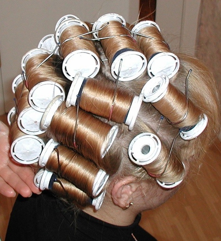 Comment bien enrouler les cheveux sur les bigoudis à la maison, méthodes et techniques