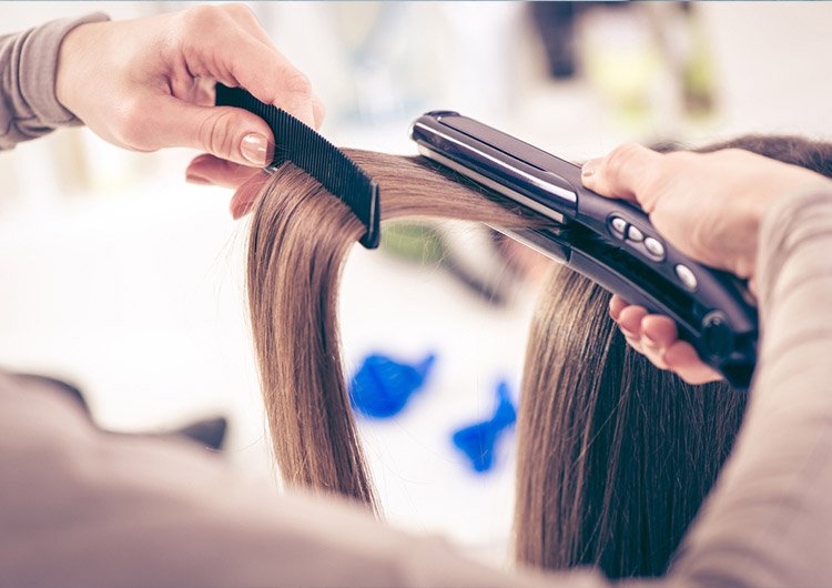Lissage des cheveux à la kératine