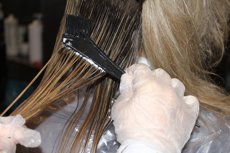 Lissage des cheveux à la kératine