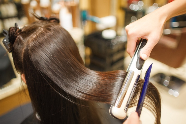 Lissage des cheveux à la kératine