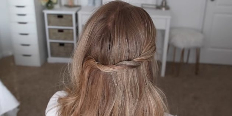 Coiffures hautes pour cheveux longs