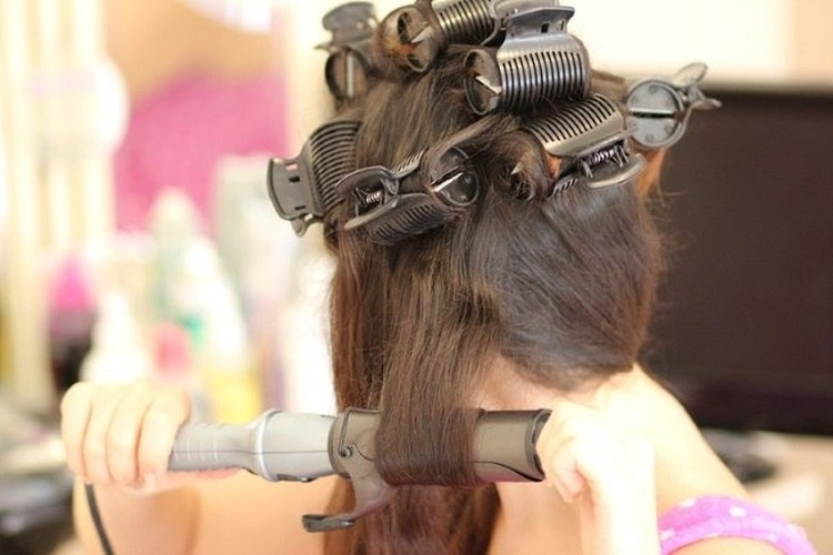 Comment bien enrouler les cheveux sur les bigoudis à la maison, méthodes et techniques