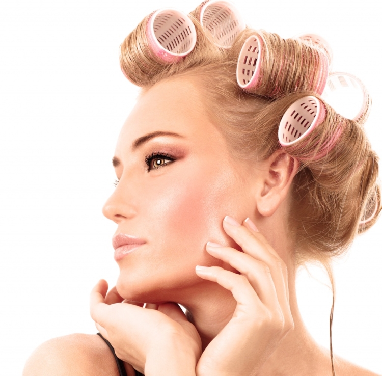 Comment bien enrouler les cheveux sur les bigoudis à la maison, méthodes et techniques