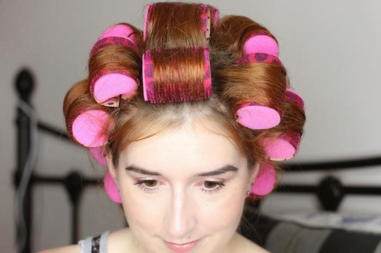 Comment bien enrouler les cheveux sur les bigoudis à la maison, méthodes et techniques