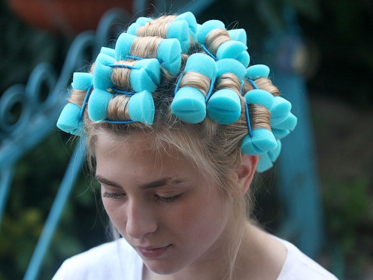 Comment bien enrouler les cheveux sur les bigoudis à la maison, méthodes et techniques