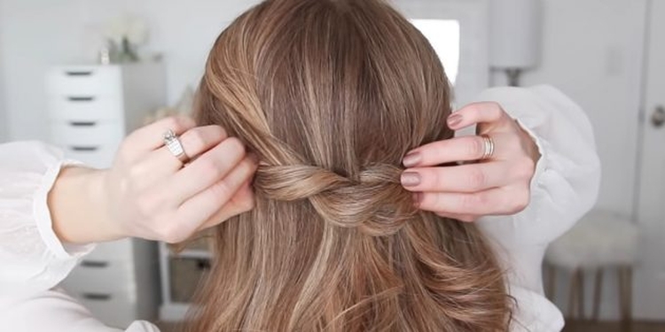 Coiffures hautes pour cheveux longs