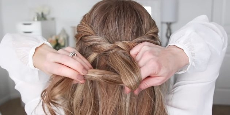 Coiffures hautes pour cheveux longs