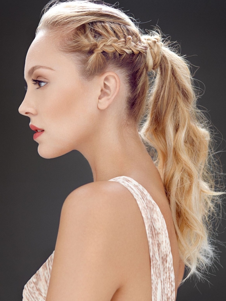 Coiffures hautes pour cheveux longs