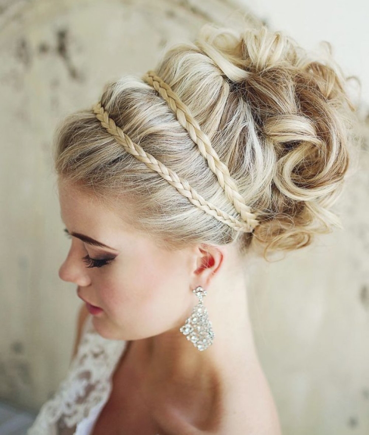 Coiffures hautes pour cheveux longs