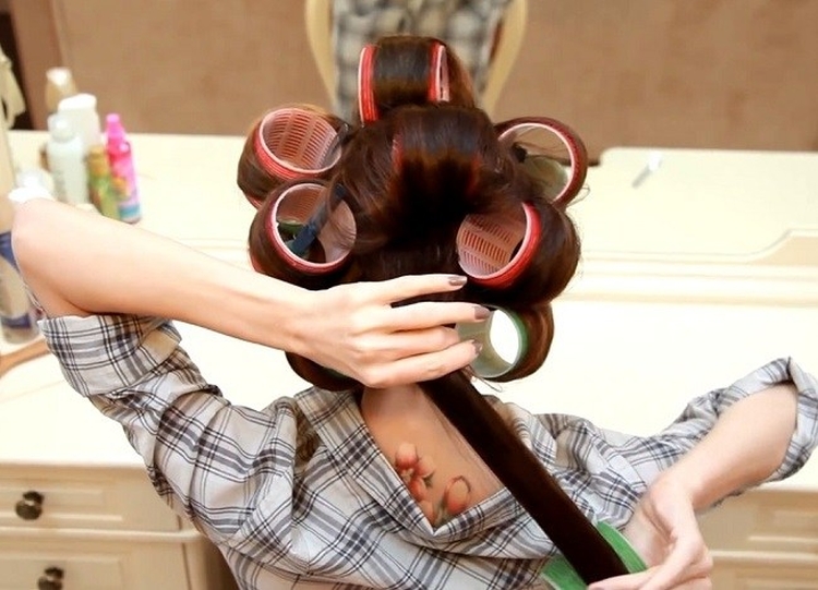 Comment bien enrouler les cheveux sur les bigoudis à la maison, méthodes et techniques