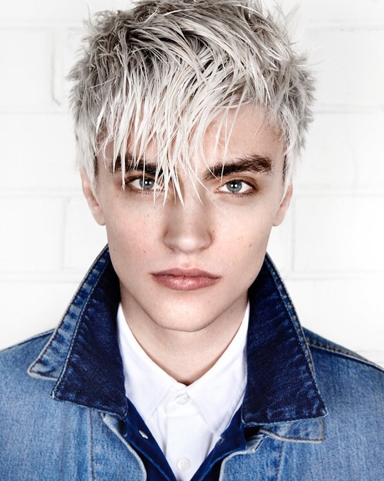 Coiffure grunge pour homme qui convient