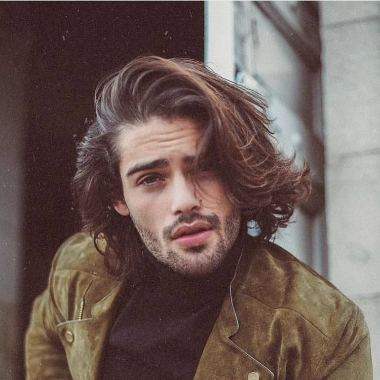 Coiffure grunge pour homme qui convient