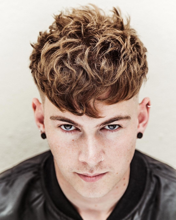 Coiffure grunge pour homme qui convient