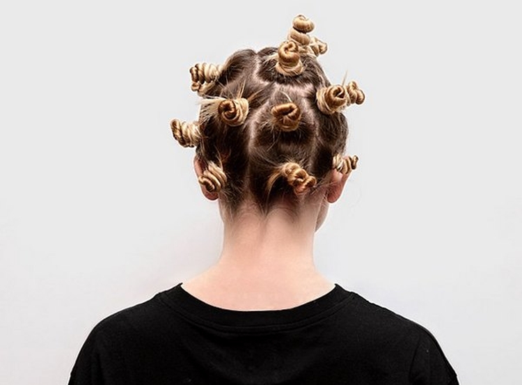 Boucles hollywoodiennes à la maison