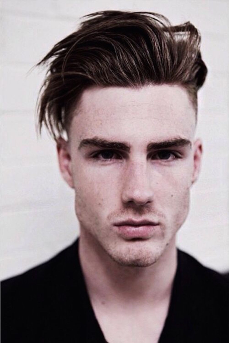 Coiffure grunge pour homme qui convient