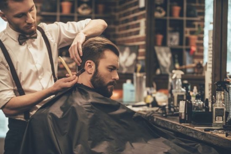 Coiffure grunge pour homme qui convient