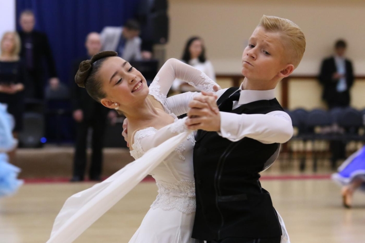 Coiffures de danse de salon pour garçons