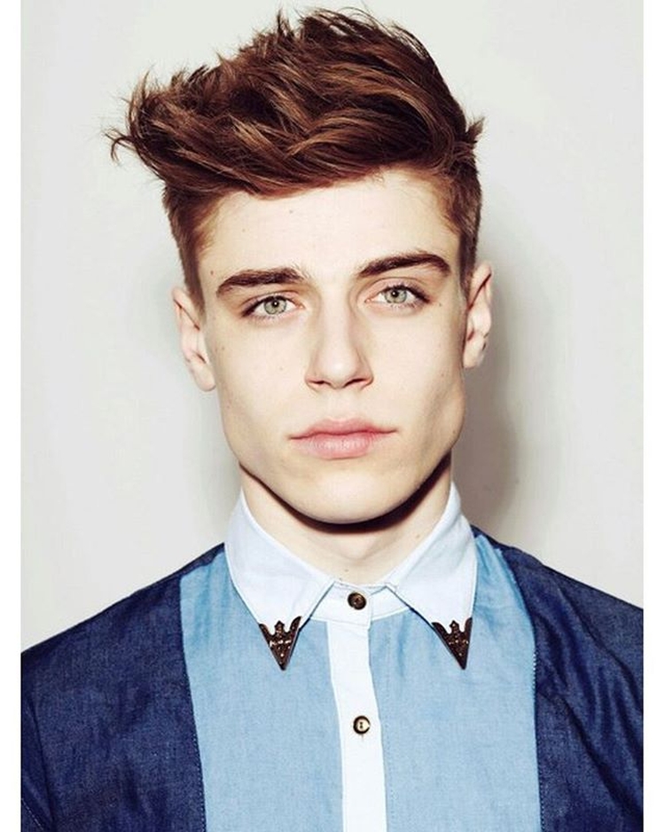 Coiffure grunge pour homme qui convient