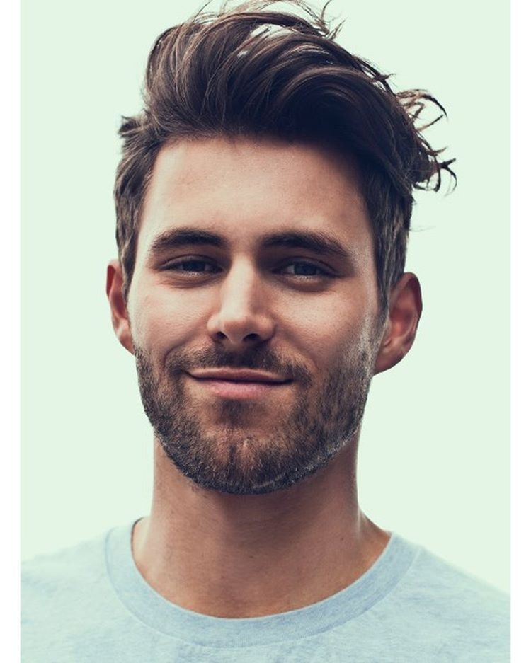 Coiffure grunge pour homme qui convient