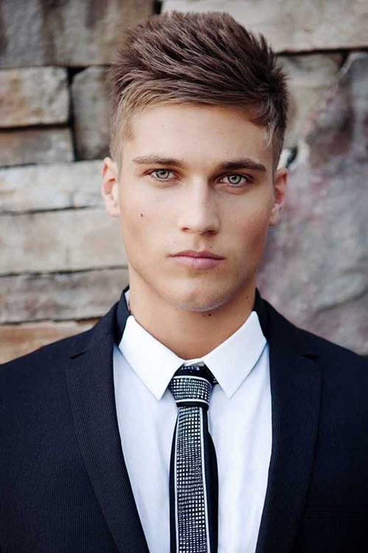 Coiffure grunge pour homme qui convient