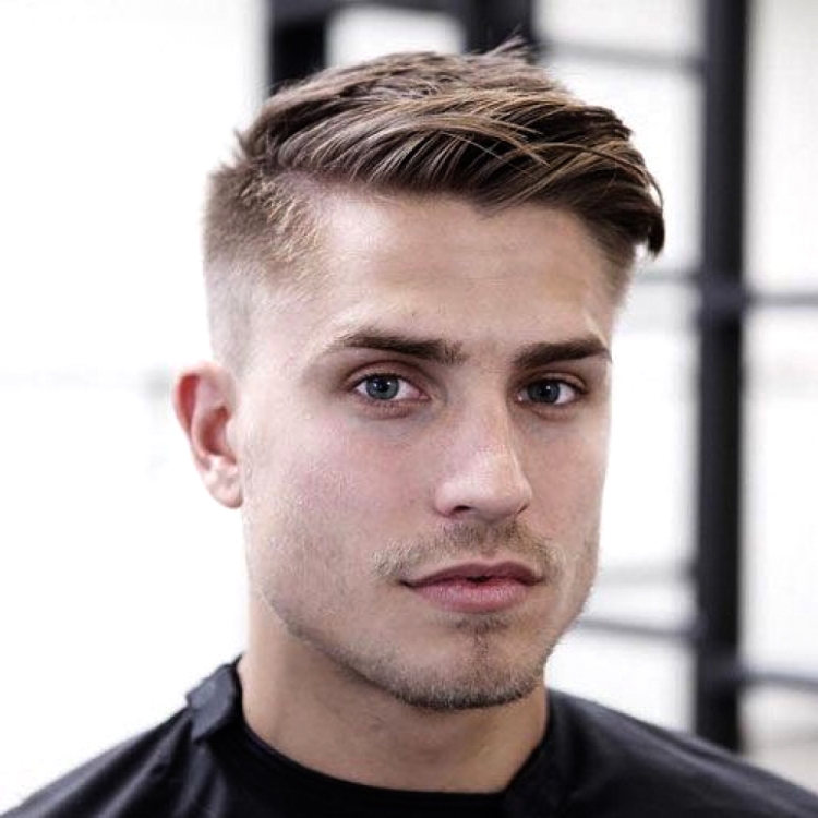 Coiffure grunge pour homme qui convient