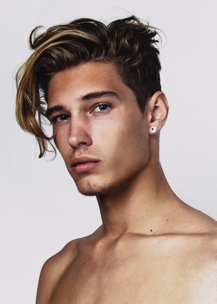 Coiffure grunge pour homme qui convient
