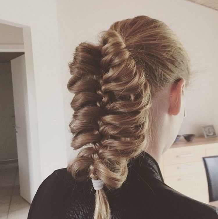 Belle coiffure au crayon avec des exemples