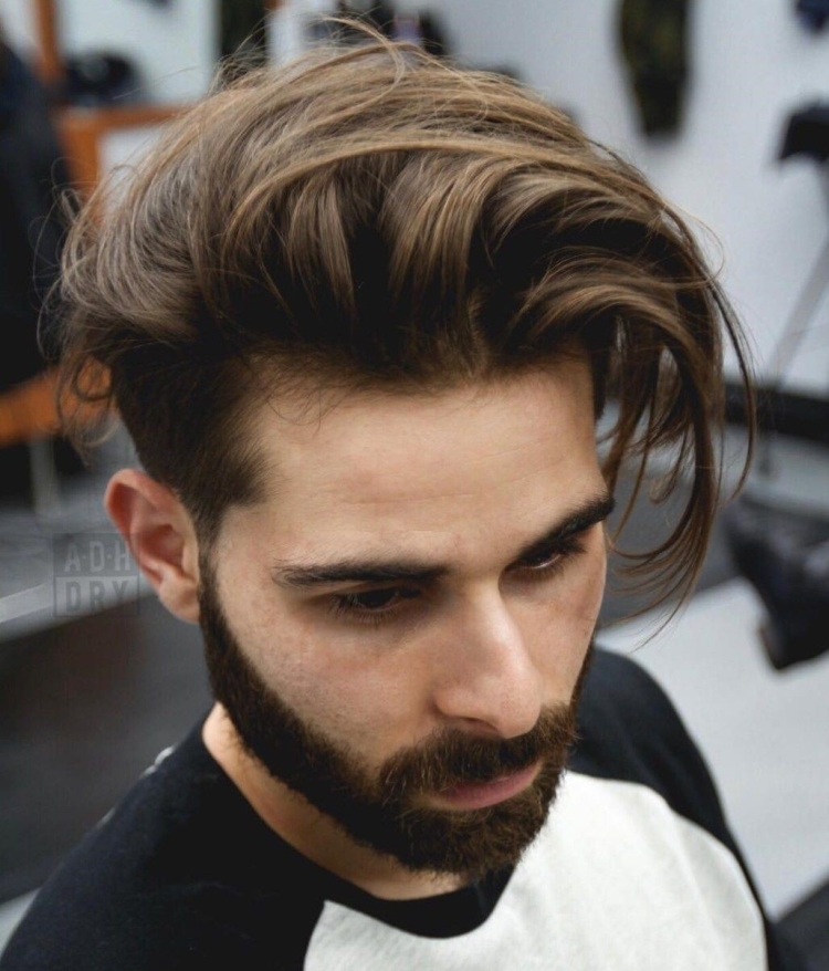 Coiffure grunge pour homme qui convient