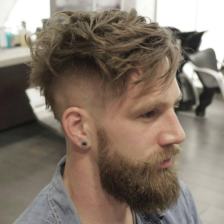 Coiffure grunge pour homme qui convient