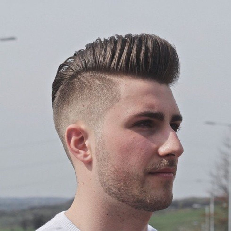 Coiffure grunge pour homme qui convient