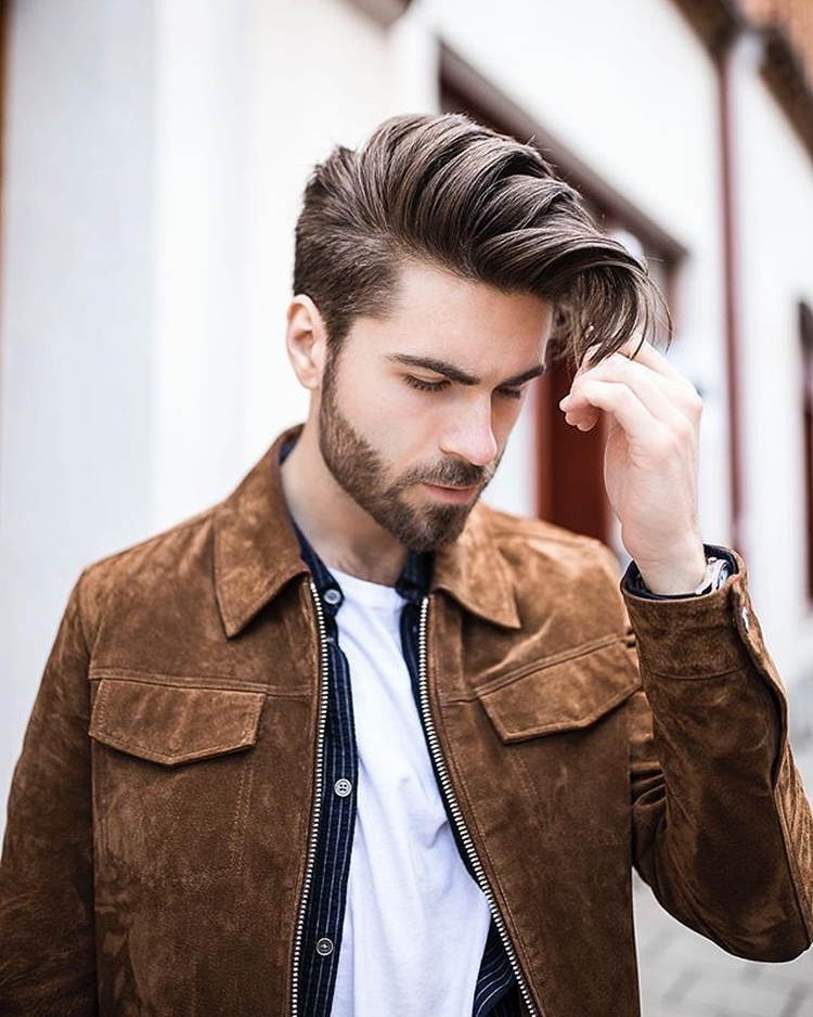 Coiffure grunge pour homme qui convient