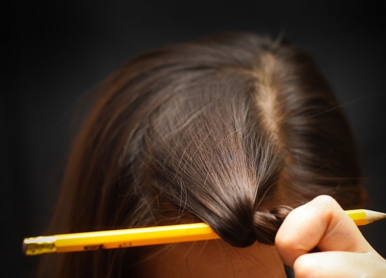 Belle coiffure au crayon avec des exemples