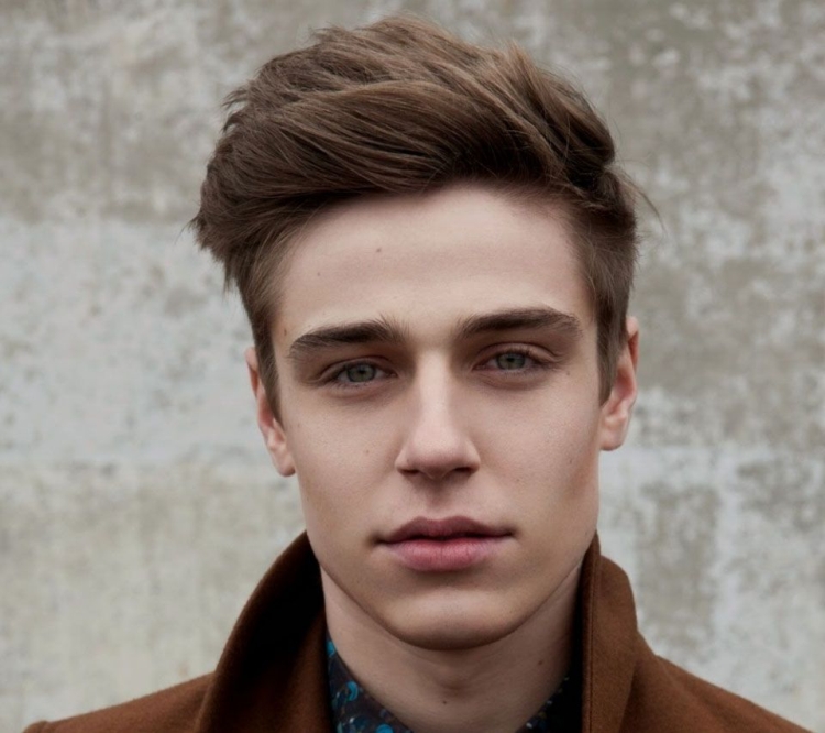 Coiffure grunge pour homme qui convient