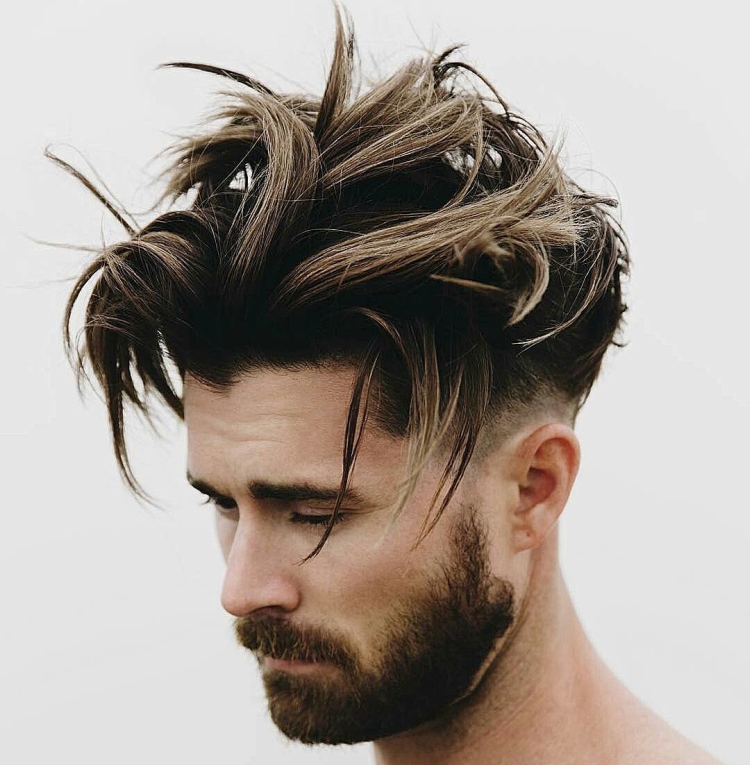 Coiffure grunge pour homme qui convient