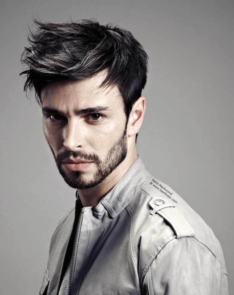 Coiffure grunge pour homme qui convient