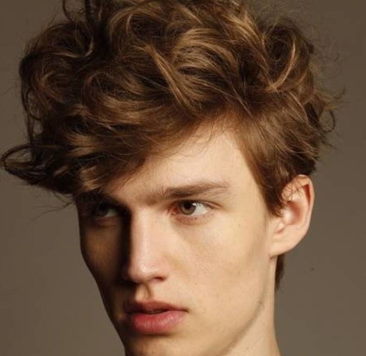Coiffure grunge pour homme qui convient