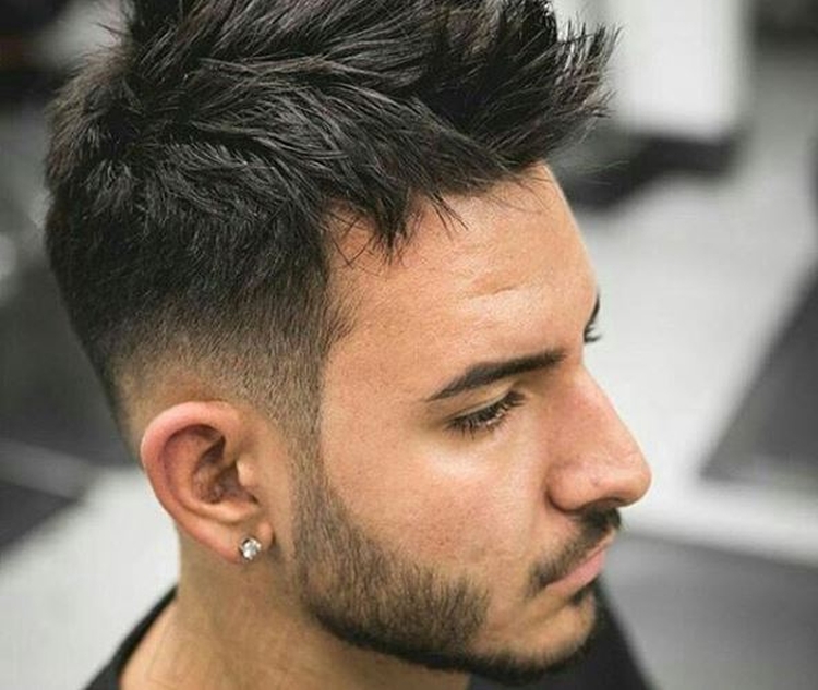 Coiffure grunge pour homme qui convient