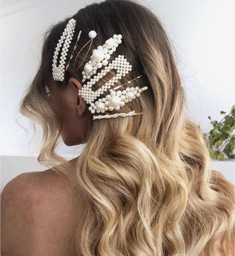 Coiffure pince à cheveux avec barrettes