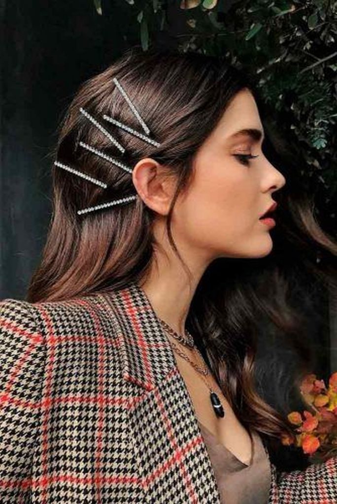 Coiffure pince à cheveux avec barrettes