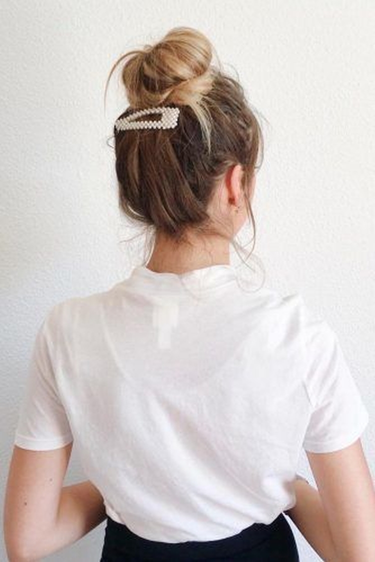 Coiffure pince à cheveux avec barrettes